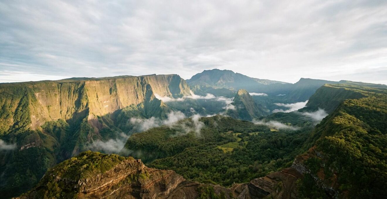 Vue aérienne spectaculaire des cirques volcaniques de La Réunion avec leurs remparts vertigineux couverts de forêt primaire endémique