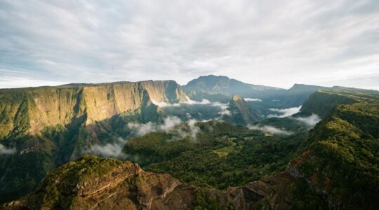 Vue aérienne spectaculaire des cirques volcaniques de La Réunion avec leurs remparts vertigineux couverts de forêt primaire endémique