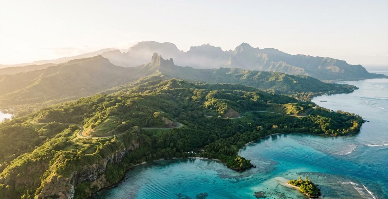 Vue panoramique de la Réunion montrant les trois cirques, le Piton de la Fournaise et le lagon de Saint-Gilles