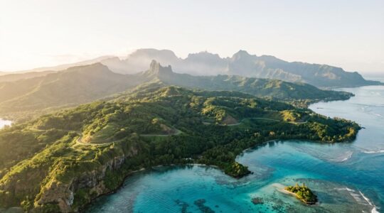 Vue panoramique de la Réunion montrant les trois cirques, le Piton de la Fournaise et le lagon de Saint-Gilles