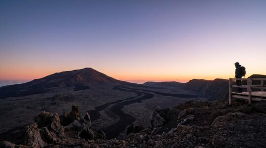 Vue dégagée du Piton de la Fournaise depuis le Pas de Bellecombe au lever du soleil