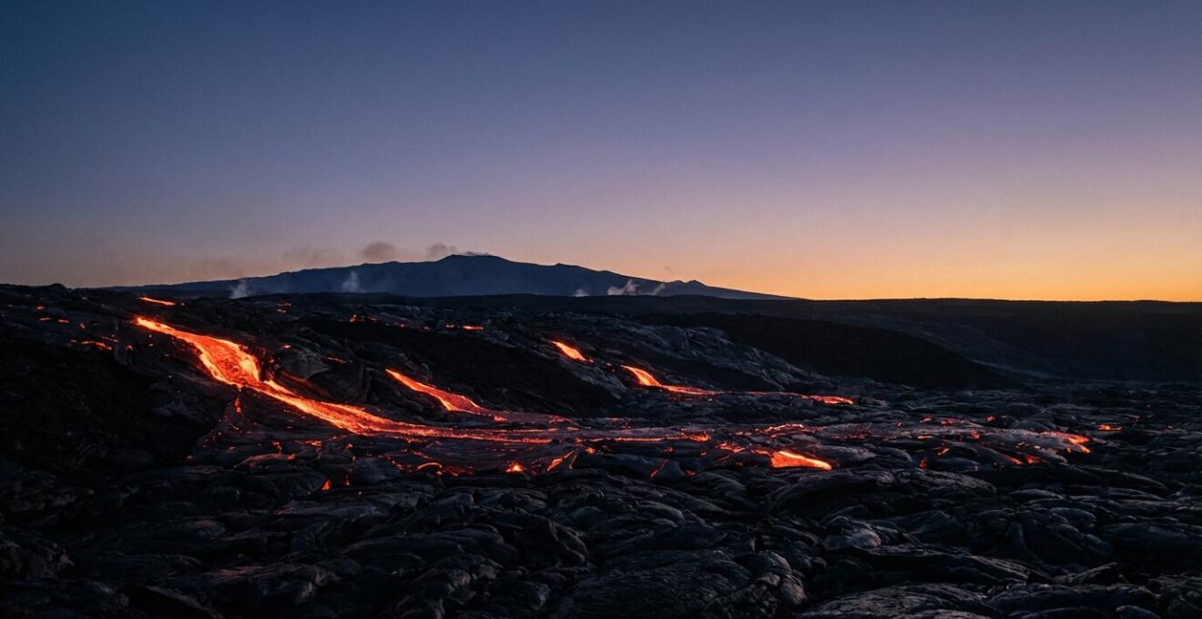 Coulée de lave fluide d'un volcan effusif avec fontaine de lave au crépuscule